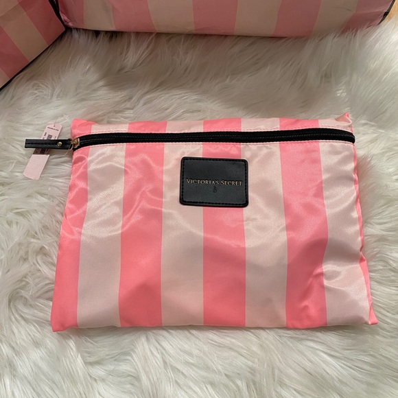 Victoria's Secret Handbags - 🍃Victoria Secret Large Bag with matching pouch